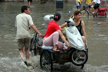 Εκατοντάδες τα θύματα του καύσωνα και των πλημμυρών στη Ν.Ασία