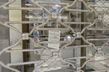 Εν μέσω αντιδράσεων εγκρίθηκε το νομοσχέδιο για το εθνικό ωράριο στα καταστήματα