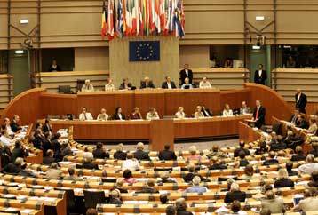 Κοινό μισθό 7.000 για τους ευρωβουλευτές θεσπίζει το Ευρωκοινοβούλιο