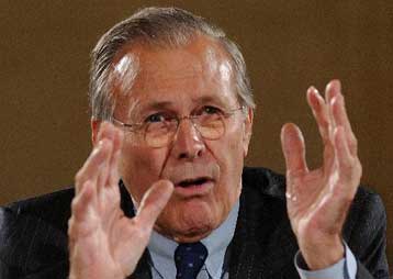 «Δεν χάνουμε τον πόλεμο» διακηρύσσει ο Ράμσφελντ εν μέσω επιθέσεων στο Ιράκ