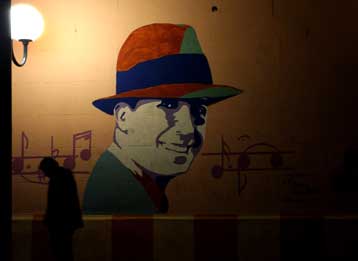 Οι εραστές του τάνγκο τιμούν τον Κάρλος Γκαρντέλ, εβδομήντα χρόνια από τον θάνατό του