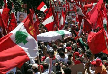 Μαζικό «παρών» στην κηδεία του δολοφονηθέντος αντι-Σύρου πολιτικού στο Λίβανο