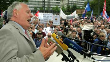 Τρίτη δύναμη εμφανίζεται στις δημοσκοπήσεις το νέο κόμμα της Αριστεράς στη Γερμανία