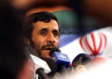 Συντριπτική νίκη του σκληροπυρηνικού δημάρχου της Τεχεράνης στις εκλογές στο Ιράν