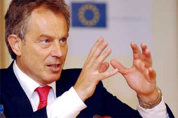 Κάλεσμα ευρωσοσιαλιστών προς Μπλερ να στρέψει το ενδιαφέρον του από τις ΗΠΑ στην ΕΕ