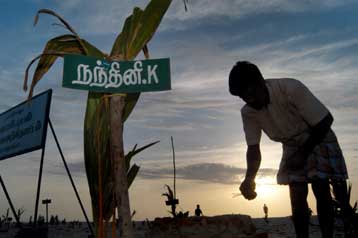 Έξι μήνες μετά, η χτυπημένη από το τσουνάμι ΝΑ Ασία μετρά ακόμα τις πληγές της