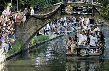 Mε… βαρκάδα πανηγύρισαν τον τίτλο τους οι Σπερς