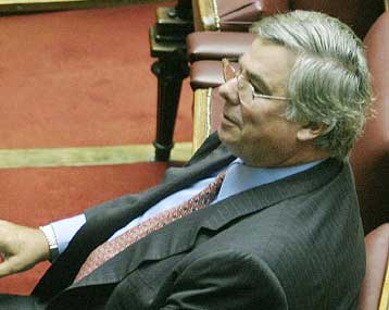 «Σκιά» Έβερτ στη συζήτηση στη Βουλή για το ασφαλιστικό των τραπεζών