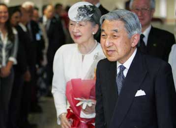 Ιστορική επίσκεψη του αυτοκράτορα της Ιαπωνίας σε νήσο του Β Παγκοσμίου Πολέμου