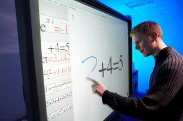 Έξυπνη οθόνη αφής λύνει χειρόγραφες εξισώσεις