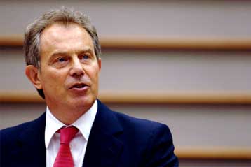 Και η Βρετανία σε επαφή με την ιρακινή αντίσταση, δηλώνει ο Μπλερ στηρίζοντας τις ΗΠΑ