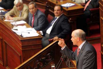 Η κυβέρνηση εξυπηρετεί συμφέροντα, λέει ο Γ.Παπανδρέου εν όψει της συζήτησης στη Βουλή