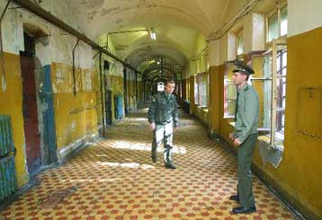 Ρώσοι κρατούμενοι αυτοτραυματίστηκαν διαμαρτυρόμενοι για κακομεταχείριση στη φυλακή