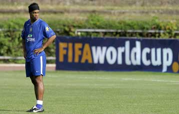 Δια χειρός Ροναλντίνιο θα γίνει την Πέμπτη η κλήρωση της Α και της Β Εθνικής