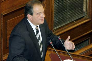 Καραμανλής και Παπανδρέου διασταύρωσαν τα ξίφη τους στη Βουλή για τη Δημόσια Διοίκηση