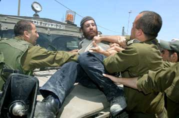 Σε «επίδειξη δύναμης» οι εβραίοι έποικοι κόντρα στην ισραηλινή απόσυρση από τη Γάζα