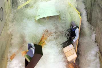 Προσομοιωτής τσουνάμι καταστρέφει έπιπλα και ανδρείκελα