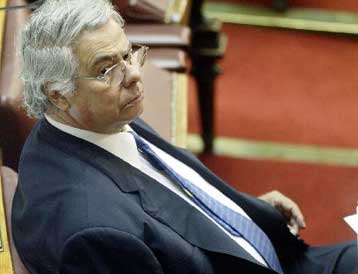 Δεν ψηφίζει την επίμαχη ρύθμιση για τις τράπεζες ο Μιλτιάδης Έβερτ