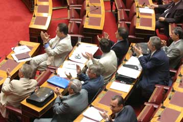 Υπερψηφίσθηκε στη Βουλή η ρύθμιση για το ασφαλιστικό των τραπεζών