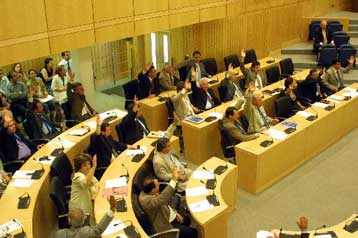 Η Βρετανία δεν έχει κυριαρχία στις βάσεις, διακηρύσσει η κυπριακή Βουλή