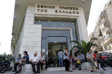 Ουρές και εκνευρισμός στις τράπεζες κατά την πρώτη ημέρα μετά τη λήξη της απεργίας