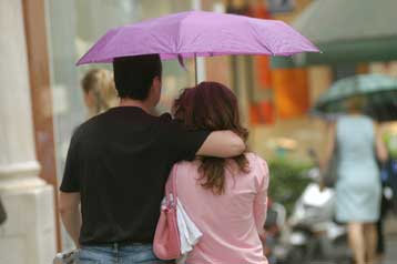 Βροχές και καταιγίδες διαδέχονται τον πρώτο καλοκαιρινό καύσωνα