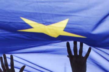 Απορρίπτει η Κομισιόν νέο σχέδιο νόμου της κυβέρνησης για το βασικό μέτοχο