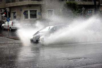 Έντονα προβλήματα σε όλη την Αττική από τη σφοδρή νεροποντή