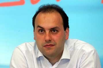 Στο πλευρό της κυβέρνησης «κατά των προνομιούχων» συμπαρατάσσεται η ΟΝΝΕΔ