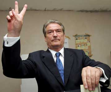 Νίκη Μπερίσα δείχνει το μοναδικό αλβανικό exit poll – Ένας νεκρός στα Τίρανα