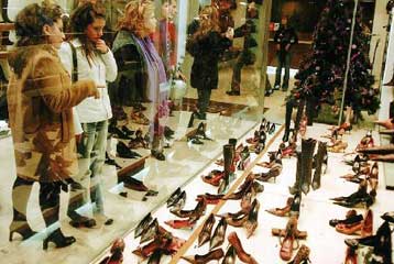 Υψηλές τιμές σε ρούχα και παπούτσια διαπιστώνει και η Κομισιόν