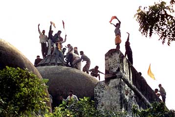 Ανταλλαγή πυρών σε τέμενος στην Ινδία με απολογισμό έξι νεκρούς