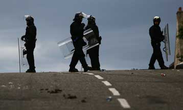 Συγκρούσεις μεταξύ διαδηλωτών και αστυνομίας στη Σκωτία λίγο πριν την έναρξη της G8