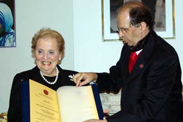 Με το Χρυσό Μετάλλιο της Ελευθερίας τίμησαν οι Κοσοβάροι την Μαντλίν Ολμπράιτ