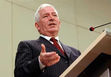 Ικανοποιημένη δηλώνει η Κομισιόν για την απάντηση στο θέμα του «βασικού μετόχου»