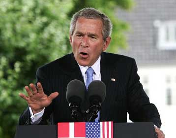 Ο Μπους υπεραμύνεται της μεταχείρισης των κρατουμένων στη βάση του Γκουαντάναμο