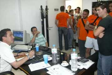 Αποθέωση Μαχλά και βολές κατά διοίκησης και Βαρδινογιάννη στην πρώτη του ΟΦΗ