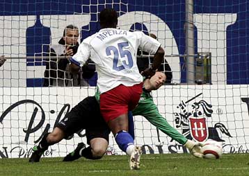 Βελτίωσε την πρότασή του ο Ολυμπιακός για Μπενζά-Κοντά σε συμφωνία με Κωνσταντίνου