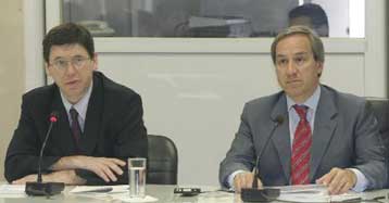 Πάγωμα μισθών, ψαλίδι στις πρόωρες συντάξεις και ατομικές συμβάσεις συνιστά ο ΟΟΣΑ