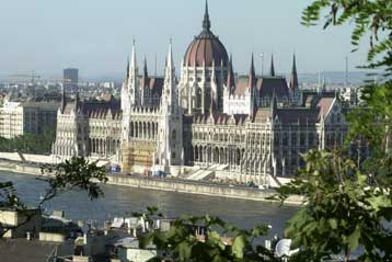 Εκκένωση δύο εμπορικών κέντρων της Ουγγαρίας υπό την απειλή βόμβας