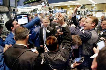 «Βουτιά» των ευρωπαϊκών δεικτών μετά το χτύπημα στο Λονδίνο, ώθηση στη Γουόλ Στριτ