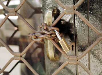 Σε προσωρινό κλείσιμο επιχειρήσεων που φοροδιαφεύγουν προσανατολίζεται η κυβέρνηση