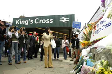 Καταδικάζουν τις τρομοκρατικές επιθέσεις, αλλά θέλουν τη χώρα μας ουδέτερη οι Έλληνες