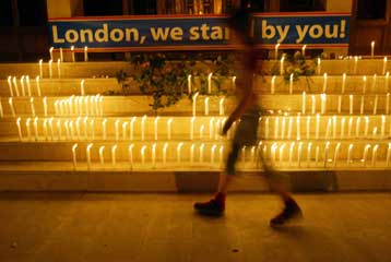 Να αντιμετωπιστούν τα βαθύτερα αίτια που γεννούν την τρομοκρατία ζητά τώρα ο Μπλερ