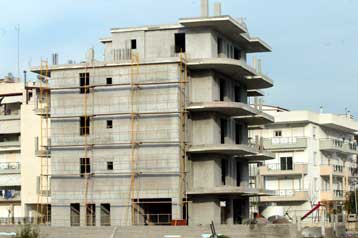 Μετατίθεται για το 2007 η μείωση του φόρου μεταβίβασης ακινήτων