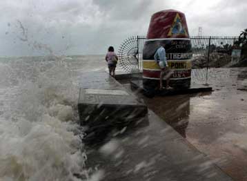 Τριάντα δύο νεκροί στο πέρασμα του τυφώνα Ντένις από Αϊτή και Κούβα