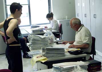 Επιπλέον φόρο 3.500 ευρώ πλήρωσαν 340.000 επαγγελματίες που επέλεξαν την περαίωση