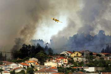 Εκτεταμένες πυρκαγιές στην Πορτογαλία απείλησαν σπίτια