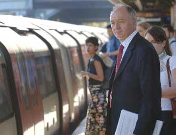 Στους φυσιολογικούς τους ρυθμούς προσπαθούν να επιστρέψουν οι Λονδρέζοι