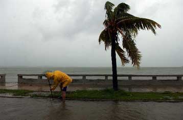 Στους 16 ανήλθαν οι νεκροί από το πέρασμα του τυφώνα Ντένις στην Κούβα